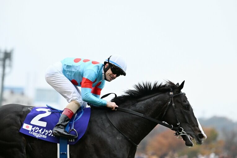 ゴール直後のイクイノックスとルメール　©Keiji Ishikawa