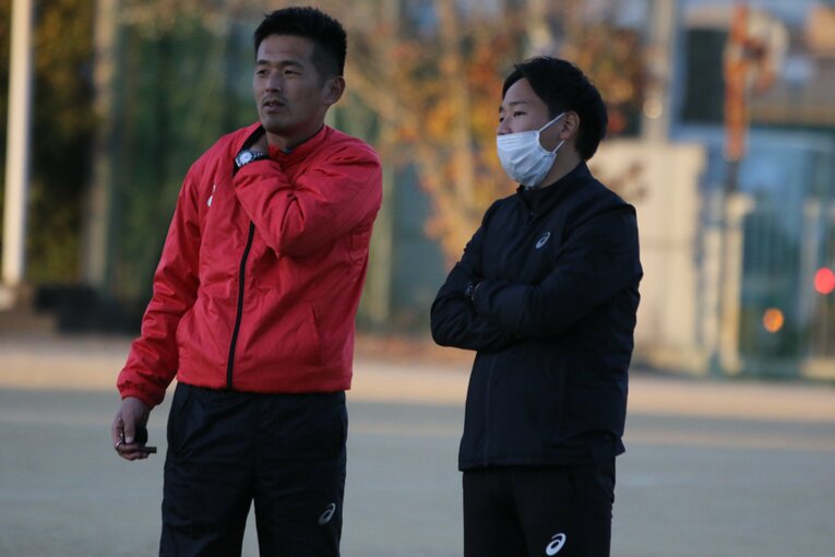 2002年に徳島商業サッカー部にやってきた小西健太監督（左）。コーチを務めるのは、インターハイ辞退を経験したチームで主将を務めた東潤さん（2021年11月撮影）　©︎Takahito Ando