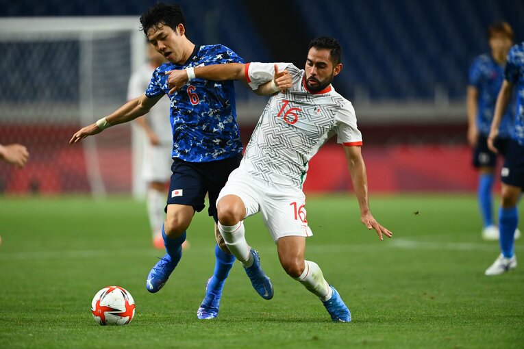 東京五輪のグループステージ第2節、2対1で勝利したメキシコ戦での遠藤　©JMPA