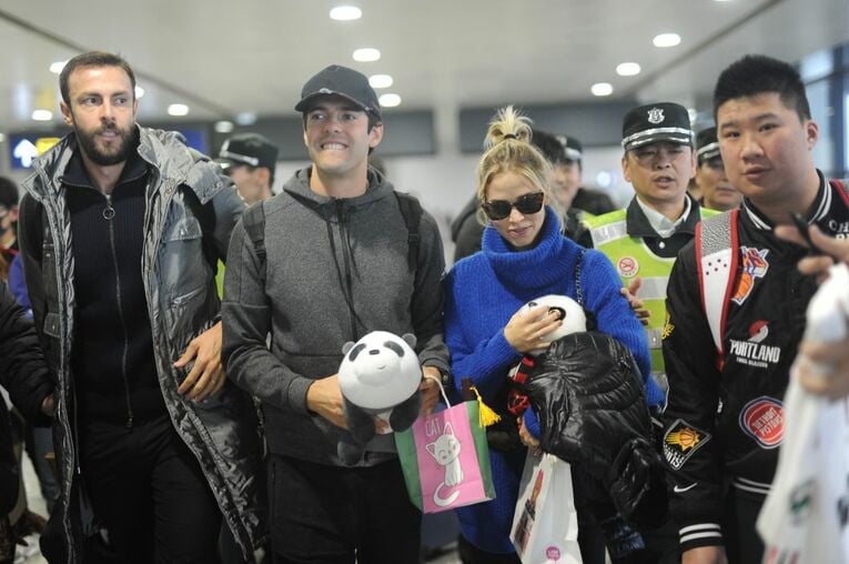 現在の妻カロリーナさんと中国を訪れパンダぬいぐるみをもらう　©Getty Images