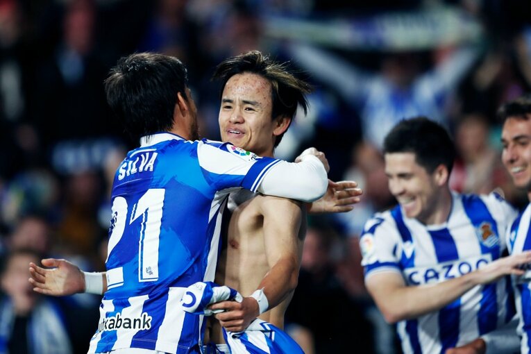 「“クボの疑惑PK”を写真で見ると」「日本代表ユニの少年も」ダービー熱狂のゴラッソ…映像で伝わりきらない“MVP久保建英”の英雄ぶり(39)