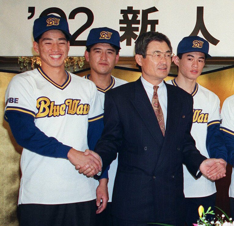1991年12月、オリックスの新入団選手発表。4位の鈴木一朗は後ろの列に。　©JIJI PRESS
