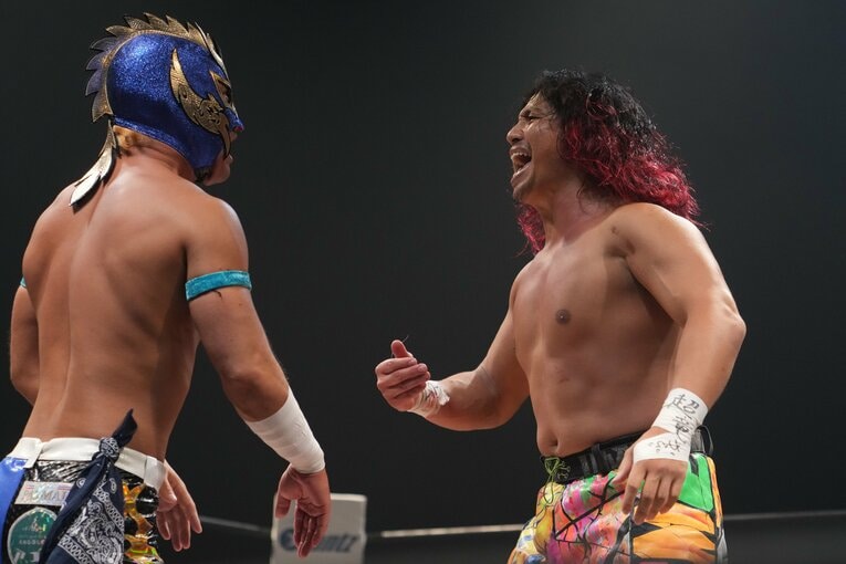 FREEDOMSのドラゴン・リブレと対峙する高橋ヒロム（クリックすると「この記事の写真」に飛びます。流血等の過激な写真を含みますのでご注意ください）