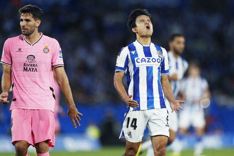 「KUBOコール」や「武房、シャツくれませんか」日本語メッセージの少年、猛プレスに感謝のハグ…“久保建英リーガ100戦目の進化”を撮った(39)