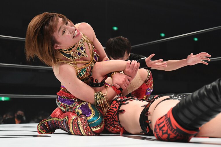 林下詩美の腕を極める朱里