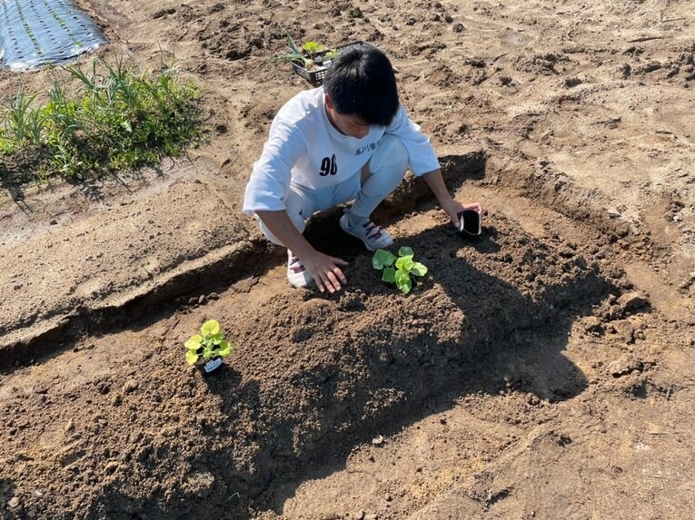 農業部の作業シーン　©︎Takagawa Gakuen