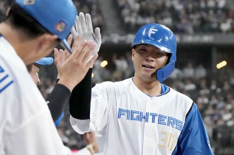 今やファイターズの顔として活躍する郡司。唯一無二のキャラクターだ ／ photograph by KYODO