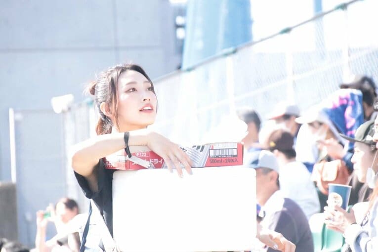 大きなビールケースを抱えて客席を移動するRiNRiNさん　©本人提供