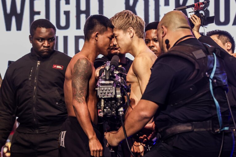 前日計量で向かい合う武尊とロッタン　©ONE Championship