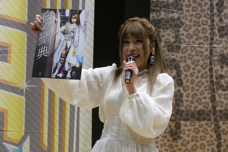 会見に臨む中野たむと上谷沙弥　©Norihiro Hashimoto