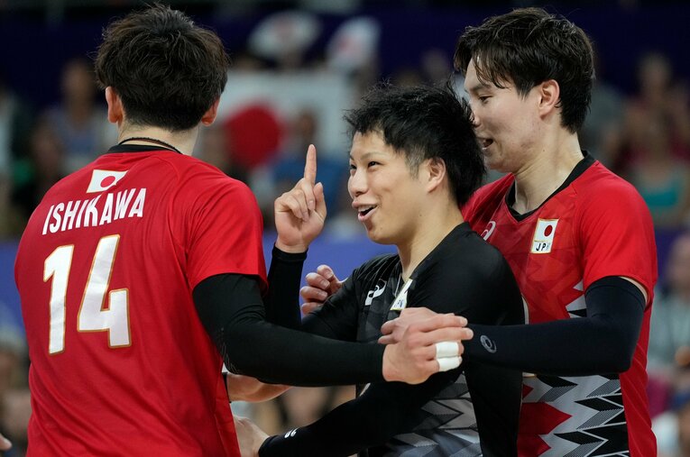 何度もチームを救ってきたリベロ山本智大のスーパーレシーブ。イタリアの中継でも絶賛されていたという ／ photograph by AP/AFLO