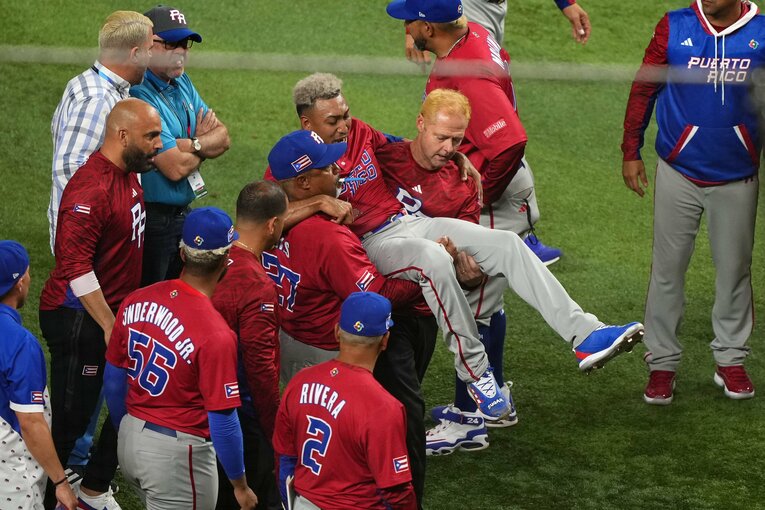 スタッフに担ぎ込まれるディアス　©Getty Images