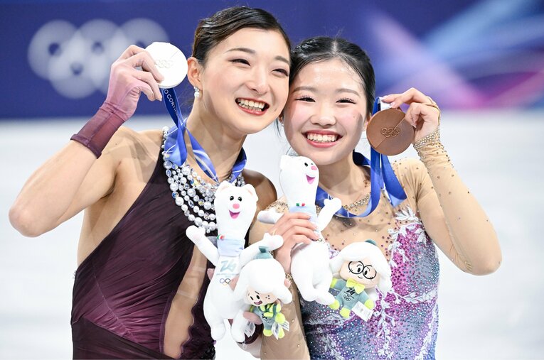 日本のフィギュアで史上最年少のメダリストになった中井亜美（17歳）と銀メダルの坂本花織（25歳） ／ photograph by Sunao Noto／JMPA