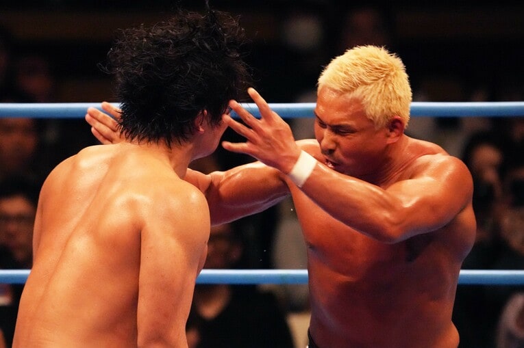 張り手を見舞う中嶋勝彦　©Essei Hara