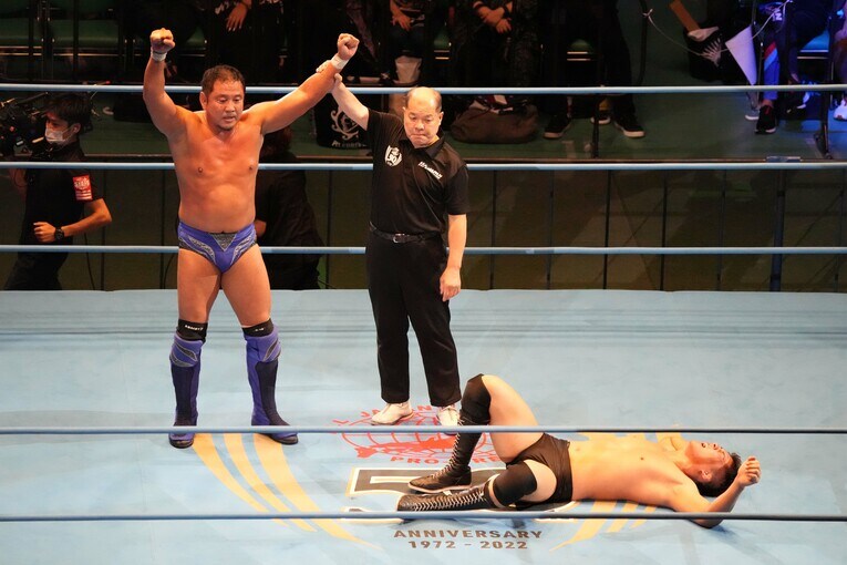 勝ち名乗りをあげる永田裕志。安齊勇馬は黒星デビューとなった