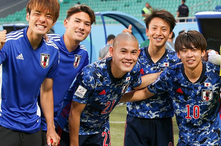 タジキスタン戦でのゴールで勝利に貢献し、チームメートと喜ぶ中島大嘉（中央）。大型FWには化ける予感が漂う ／ photograph by AFC