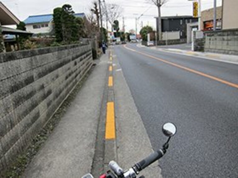 トラックの通行量が多く、自転車にはあまり優しくない奥多摩道路。この車道をトラックすれすれに走るのは、ちょっと怖い。