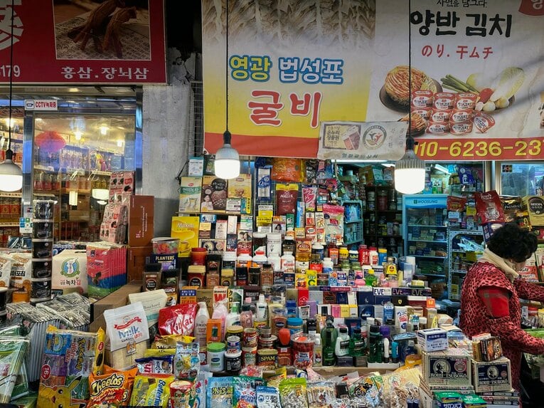 雑貨がてんこ盛りで売られている市場