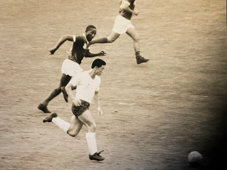 ブラジルの名門パルメイラスのDF陣をドリブルで切り裂く杉山隆一（本人提供）