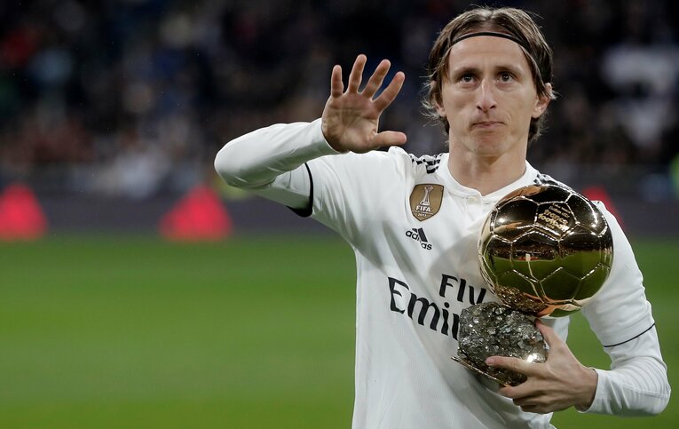 18年にバロンドールを受賞したモドリッチ。このシーズンはW杯でも最優秀選手に選ばれた　©Getty Images