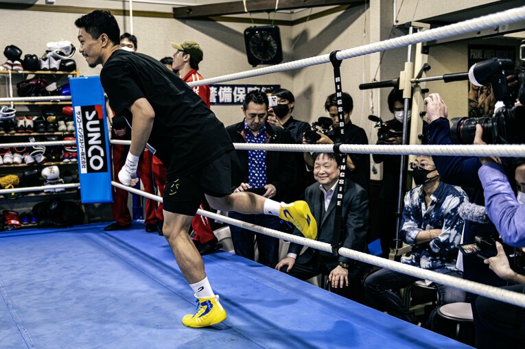 大橋会長や井上真吾トレーナーが見守る中、リングインする中谷　©︎Takuya Sugiyama