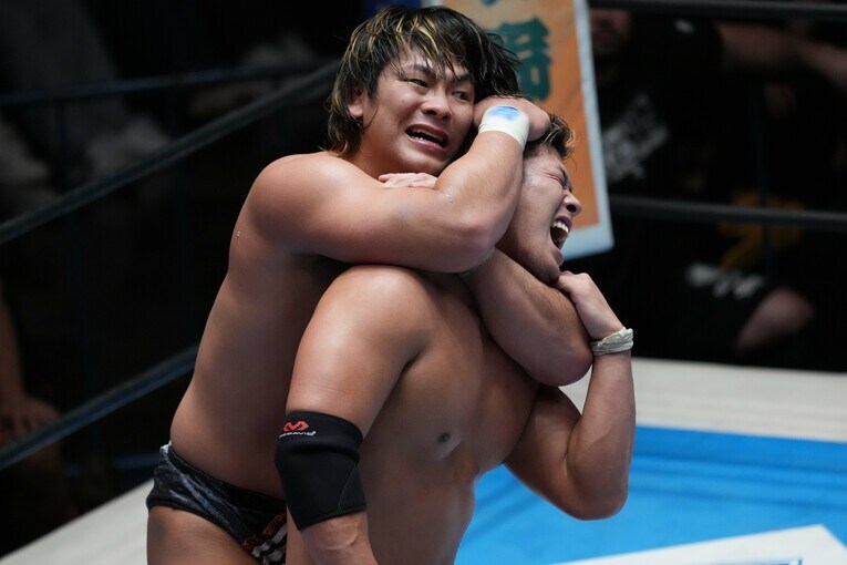 上村優也をスリーパーホールドで攻める大岩陵平　©Essei Hara