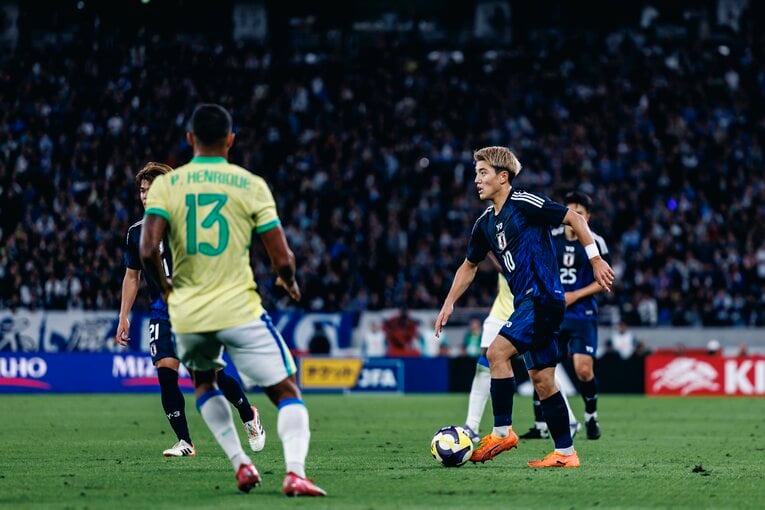 【計30枚超：“テレビに映らない”日本代表ブラジル戦歴史的初勝利】冷静にプレーする堂安律…写真はまだまだ続きます　©Kiichi Matsumoto