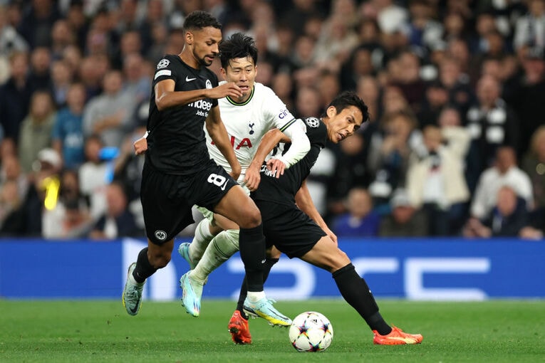 味方と連動してソン・フンミンを封じに行く長谷部　©Getty Images