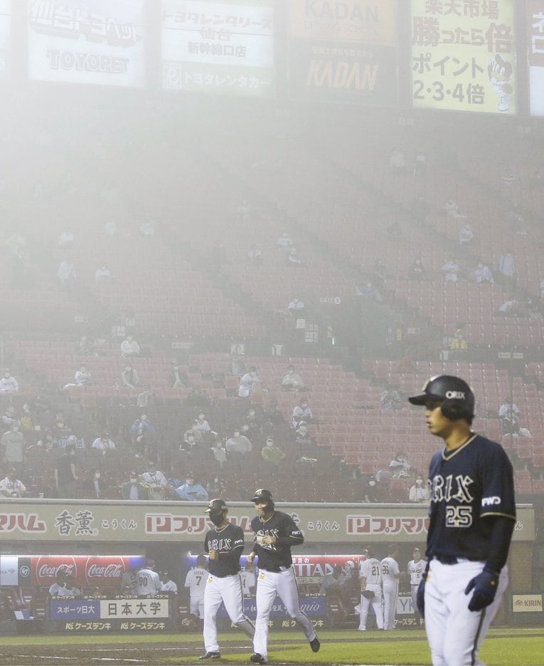 霧が発生して大変なことになった楽天－オリックス戦©Kyodo News