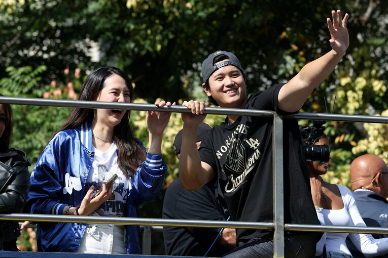 【ドジャースのテレビに映らない名場面】優勝パレードでの大谷と真美子夫人…写真はまだまだ続きます　©AP/AFLO