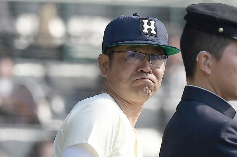 今夏まで名門・広島商業を率いた荒谷忠勝監督。公立伝統校を指導する難しさとは ／ photograph by Sankei Shimbun