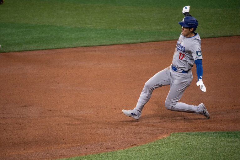 速すぎた盗塁…連続写真　©Nanae Suzuki