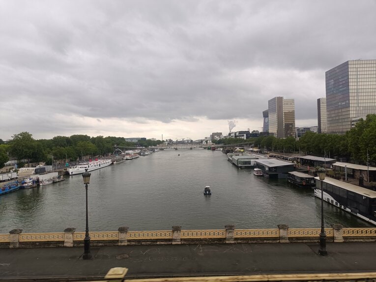 開会式直前のベルシー橋。祝祭の華やかさはまだまったく感じられなかったが…　©Yuji Hirooka