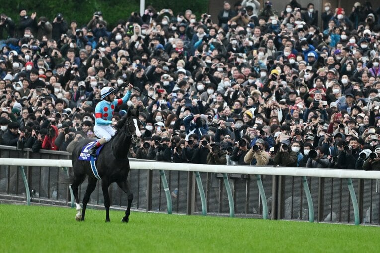 イクイノックスとルメールのウイニングラン　©Keiji Ishikawa