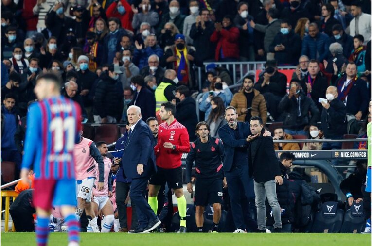 シャビ新監督41歳は暗黒バルサを救えるか 《メッシとの黄金連係・涙を撮ったカメラマン》が就任会見・初采配に見た“希望”とは(47)