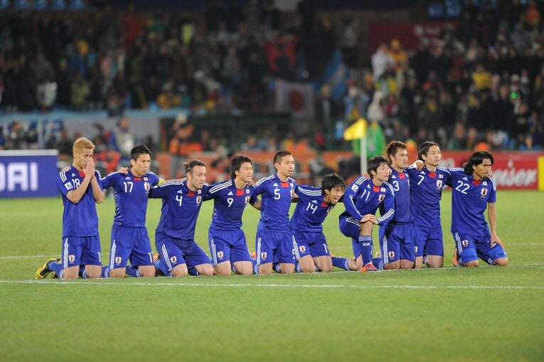南アフリカW杯パラグアイ戦のPK戦でひとり祈る本田　©︎JMPA