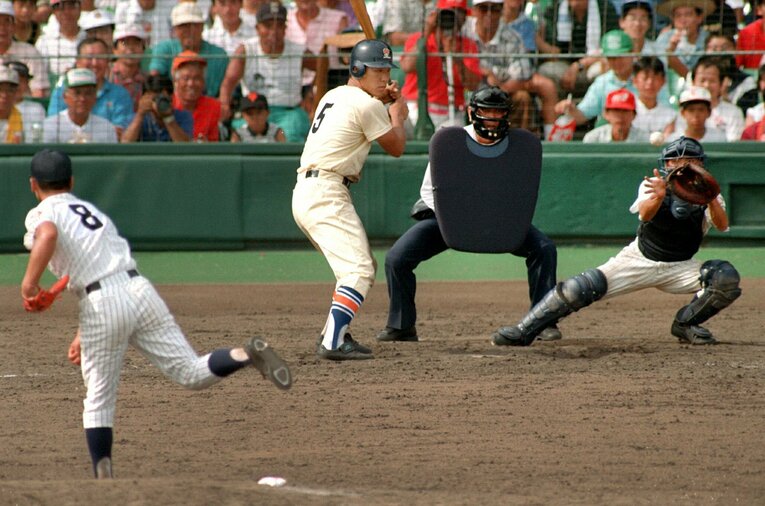 1992年の夏の甲子園、9回に5打席連続の敬遠四球を受ける星稜・松井秀喜 ©SANKEI SHIMBUN