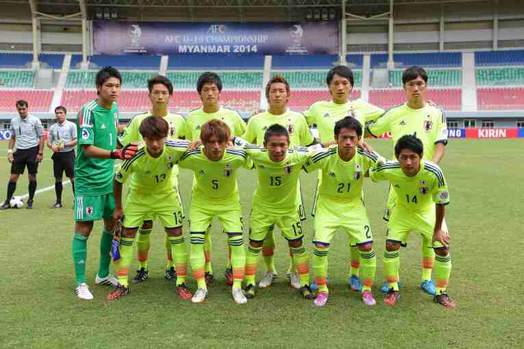 南野拓実（前列一番左）らと出場したAFC U-19選手権。川辺は後列左から2番目　©︎AFLO