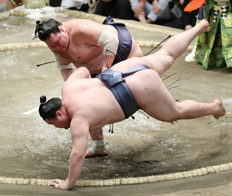 夏場所を14勝1敗で制した横綱・照ノ富士。自身8度目の優勝を飾った。写真は7日目、金峰山を上手投げで下す　©JIJI PRESS