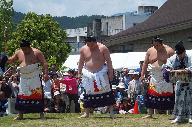 10年前、大相撲の被災地慰問。横綱白鵬の土俵入りも行われた ／ photograph by Shoko Sato