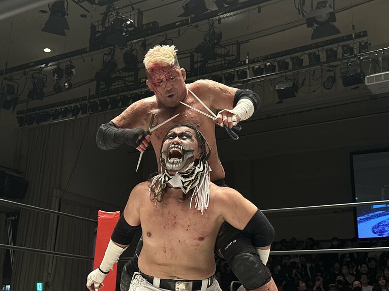 スワイプすると「エル・デスペラードvs葛西純」など激闘写真をご覧になれます　©Norihiro Hashimoto