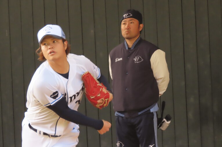 西武のアナリストとして甲斐野央を見つめる武隈祥太氏 ／ photograph by Kou Hiroo