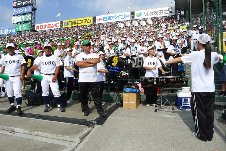 2016年夏、アルプス席で応援する東邦マーチングバンド部。緑の帽子が白谷峰人監督 ©Yukiko Umetsu