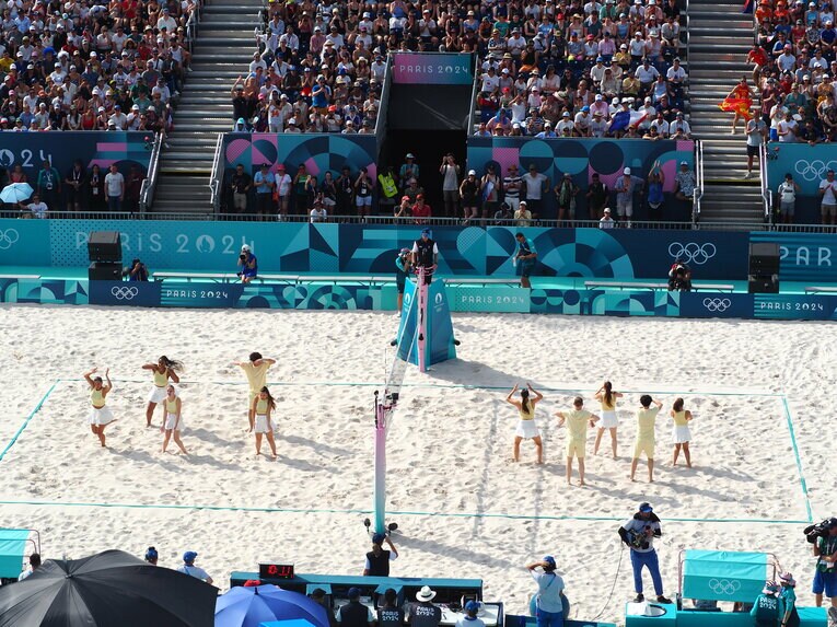 試合の合間のパフォーマンス　©JMPA