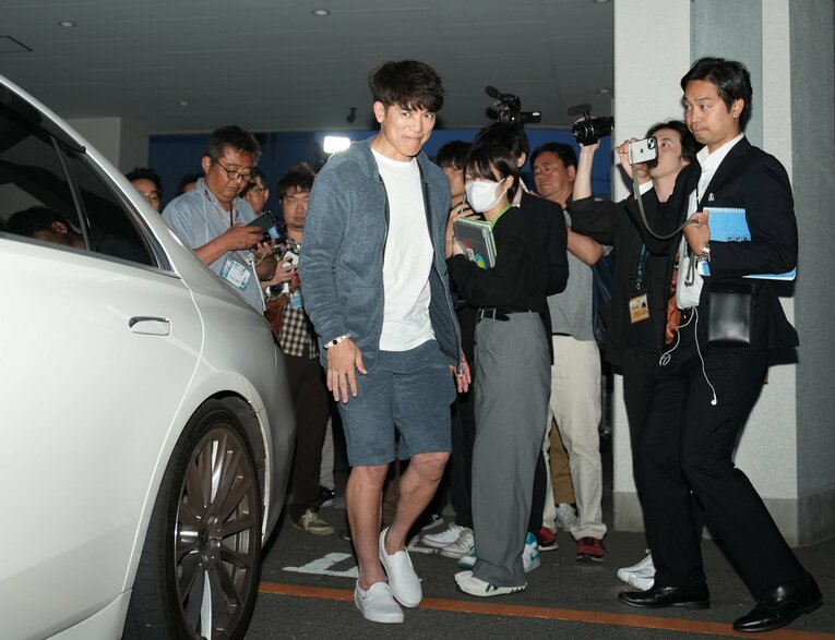 辻発彦前監督から「またユニフォームを着るまで準備だ！！」と復帰へのエールを送られた松井。カムバックはあるか　©Sankei Shimbun