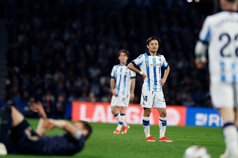 倒れ込むマドリー選手に不満そうな久保　©Daisuke Nakashima