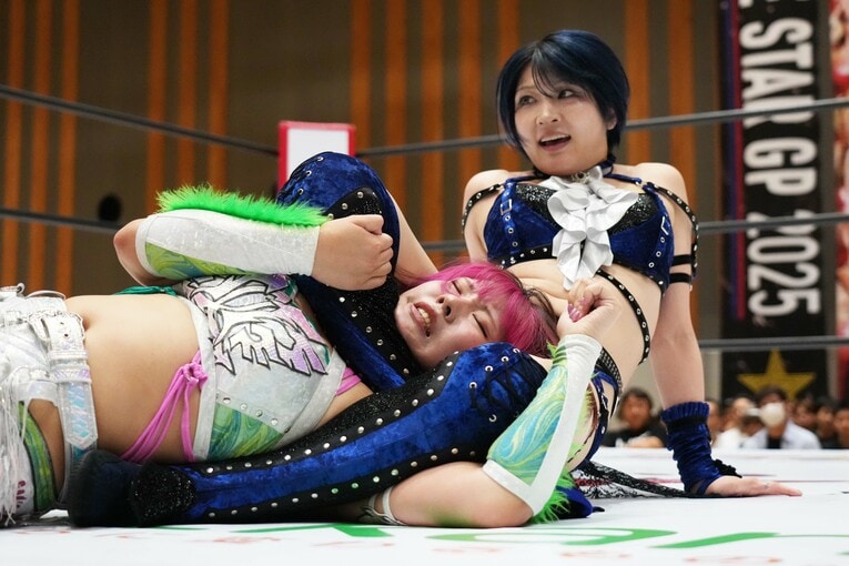壮麗亜美を首4の字固めで攻める安納サオリ。8月3日、ライトキューブ宇都宮　©Essei Hara