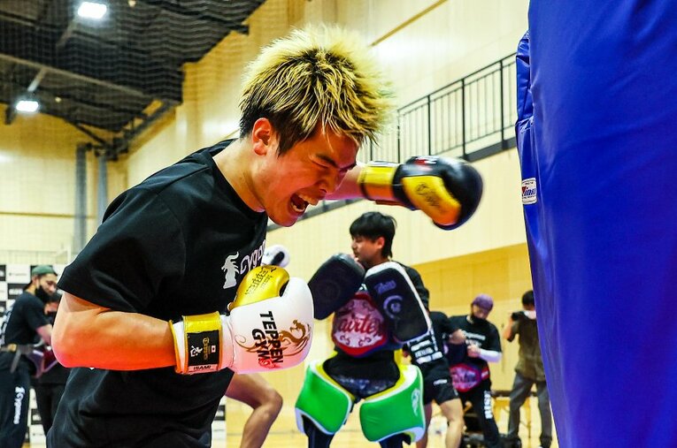 5月中旬、『THE MATCH 2022』に向けたRISEの合宿に参加した那須川天心。鬼気迫る表情でビッグミットにパンチを打ち込む ／ photograph by Susumu Nagao