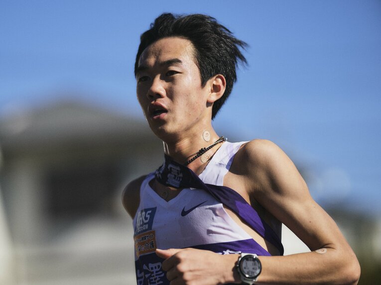 第101回箱根駅伝、同じ1年の谷中からタスキを受けて4区を力走する駒澤大・桑田駿介　©Yuki Suenaga