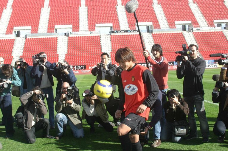 04年シーズン終了後にマジョルカへレンタル移籍。写真は同年12月18日の入団会見　©AFLO